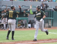 Leones gana en Saltillo con cinco cuadrangulares