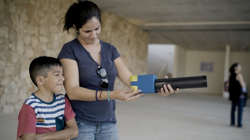 Niños se acercan a la magia de la fotografía