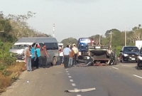 Protagonizan taxis colectivos siniestro vial en la Mérida-Cancún