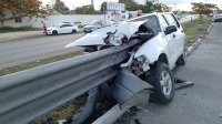 Muere conductor que ensartó su camioneta en muro de contención