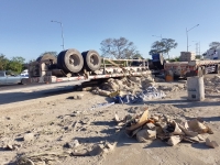 Tráiler con más de 50 toneladas de cemento se vuelca en el Periférico 