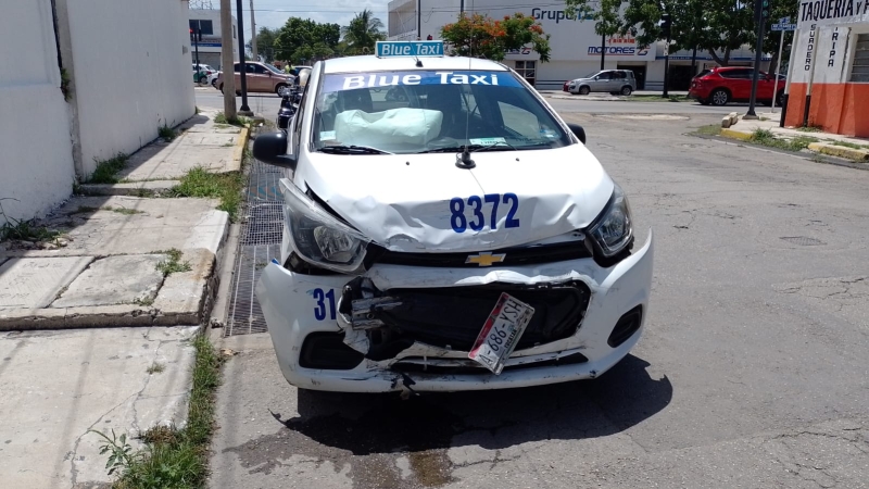 Taxímetro protagoniza choque en la avenida Itzáes 