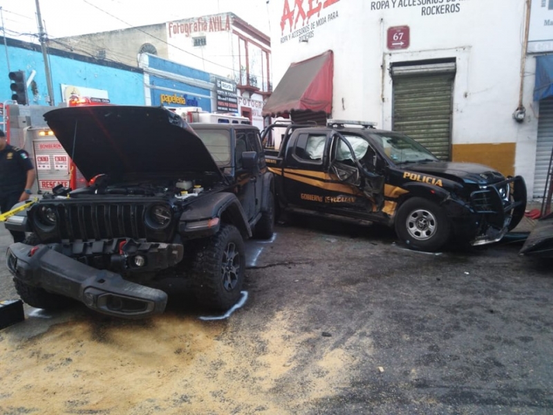 Conductor embiste y lesiona a dos policías