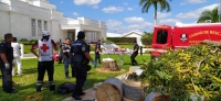 Caen trabajadores de un andamio en centro religioso