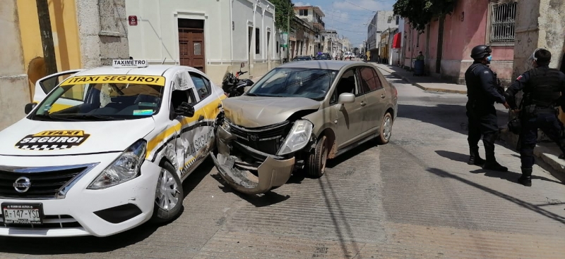 Taxi protagoniza siniestro vial en el centro de Mérida 