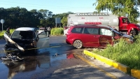 Vehículo se incendia tras ser impactado en la Mérida-Conkal