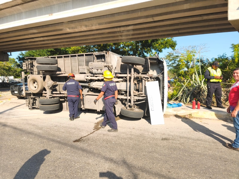 Vuelca camión en Periférico