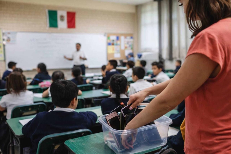 Regular celulares en escuelas implica múltiples factores: especialistas