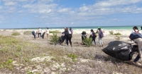 Estudiantes de la UADY limpian playas de El Cuyo