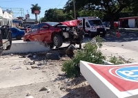 Mototaxista causa espectacular siniestro vial en el Oriente de Mérida