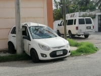 Siniestro vial en la colonia México deja daños materiales