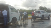 Lluvia provoca choques y “carambolas”