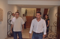 David Barrera Zavala y Raúl Paz al momento de salir de reunión PRD-PAN