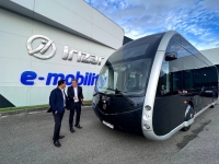 Vila visita planta donde se fabricarán autobuses Ie-tram