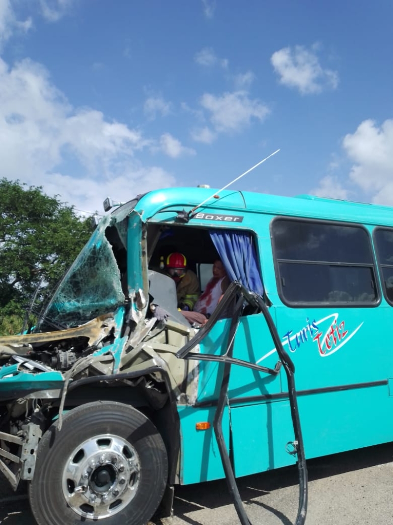 Choque en la Mérida-Campeche deja dos lesionados