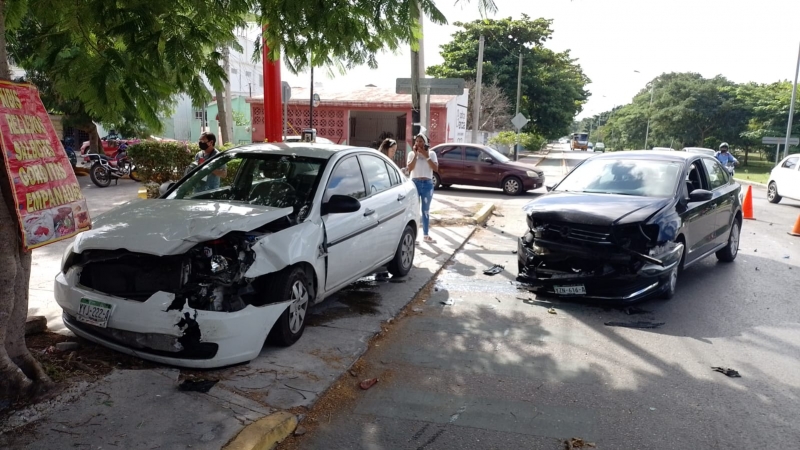 Siniestro vial en la Mérida 2000 deja daños materiales 