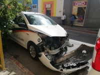 Siniestro vial en Centro Histórico deja daños materiales