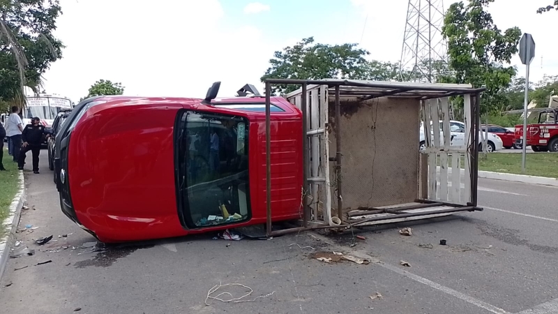 Camioneta invade carril y choca con camión urbano en Los Héroes