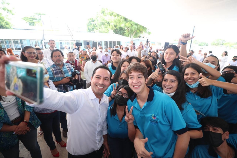 Vila Dosal inaugura los Planteles Azteca en Mérida