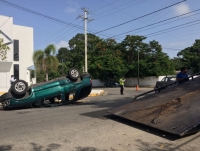 Camioneta queda volcada tras chocar con Chevy