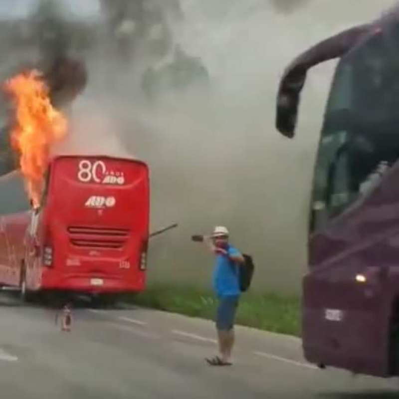 Autobús de ADO es devorado por las llamas en la Mérida-Valladolid 