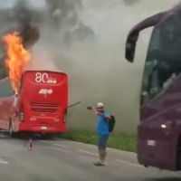 Autobús de ADO es devorado por las llamas en la Mérida-Valladolid 