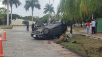 Conductor vuelca automóvil en arco vial norte