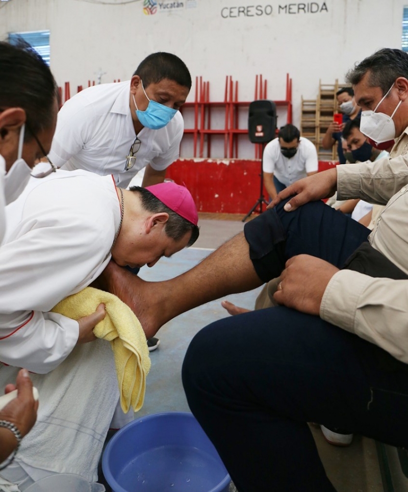 Arzobispo celebra misa de lavatorio de pies en Cereso