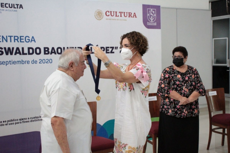 Luis Alvarado Alonzo recibe la Medalla “Oswaldo Baqueiro López”