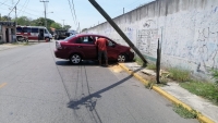 Automovilista choca contra poste de la CFE