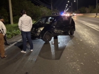 Cami&oacute;n ocasiona choque y huye