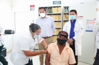 Inicia vacunación contra coronavirus a adultos mayores de Kaua