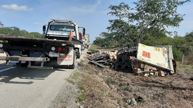 Cientos de botellas de cerveza quedaron tiradas tras volcadura de semirremolque