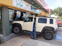Se mete con todo y camioneta a un OXXO