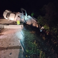 Vuelca cami&oacute;n con explosivos en la M&eacute;rida-Canc&uacute;n