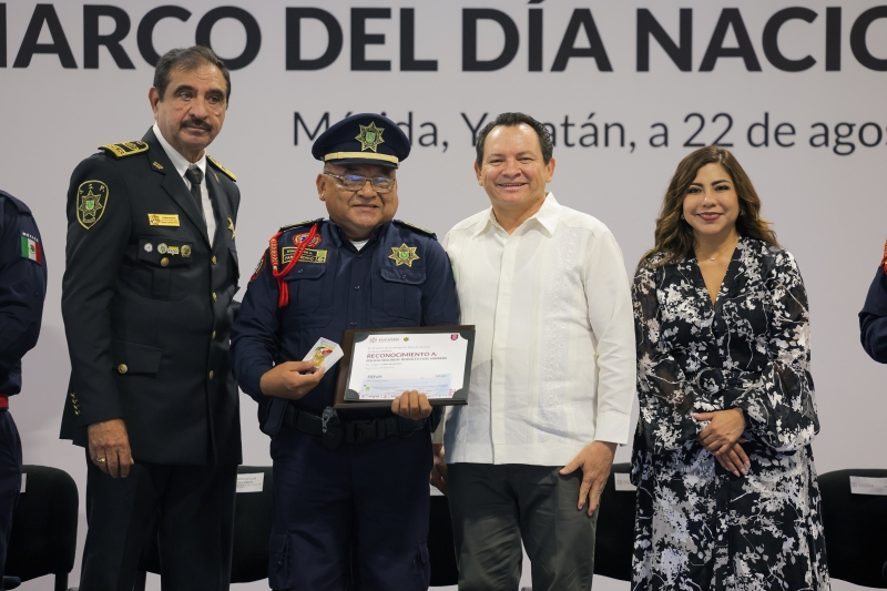 Díaz Mena reconoce labor de bomberos y paramédicos
