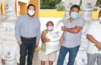 Habitantes de Acanceh y Tixkokob reciben apoyos alimentarios del Gobierno estatal