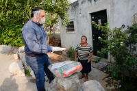 Renán Barrera entrega apoyos alimentarios a vecinos de comisarías meridanas