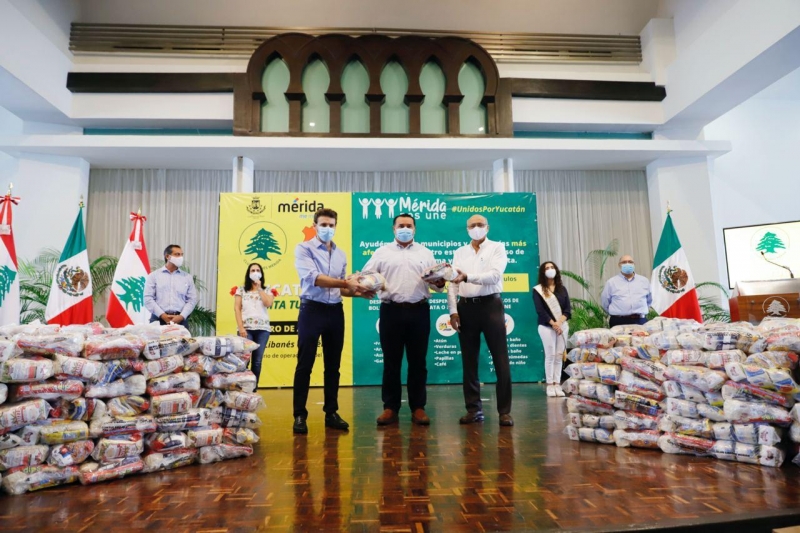 Alcalde Renán Barrera recibe donación de paquetes alimentarios