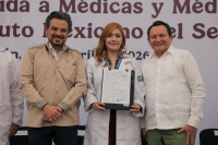 Entregan plazas a médicos y médicas especialistas