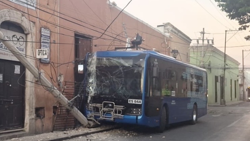 Va y Ven choca contra poste de la CFE