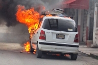 Arde vehículo en Kanasín