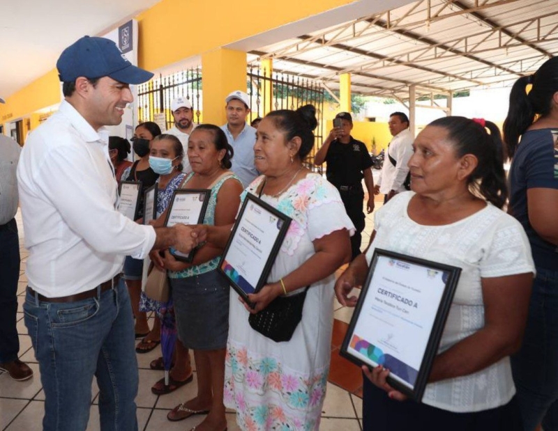 Entrega Vila apoyos a habitantes de Hoctún