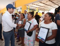 Entrega Vila apoyos a habitantes de Hoctún