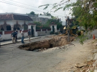 Enorme socavón en calles de la García Ginerés