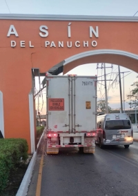 Trailer impacta arco  en Kanas&iacute;n