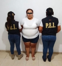 Detienen a mujer por portación de sustancias ilícitas