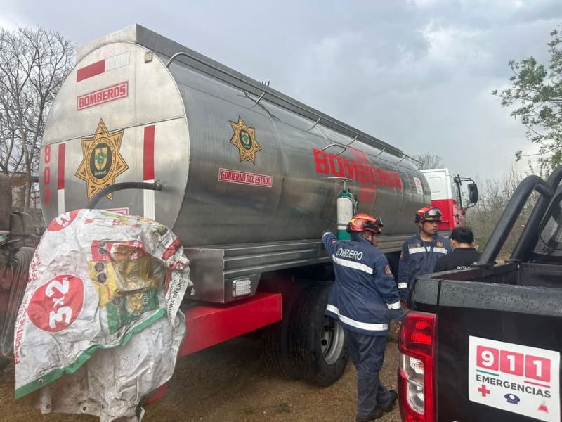 Combaten incendio en predio de Umán