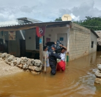 Policías auxilian a comunidad de Tekax afectada por lluvias