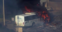 Incendio de maleza alcanza a autobús en Fraccionamiento Caucel II